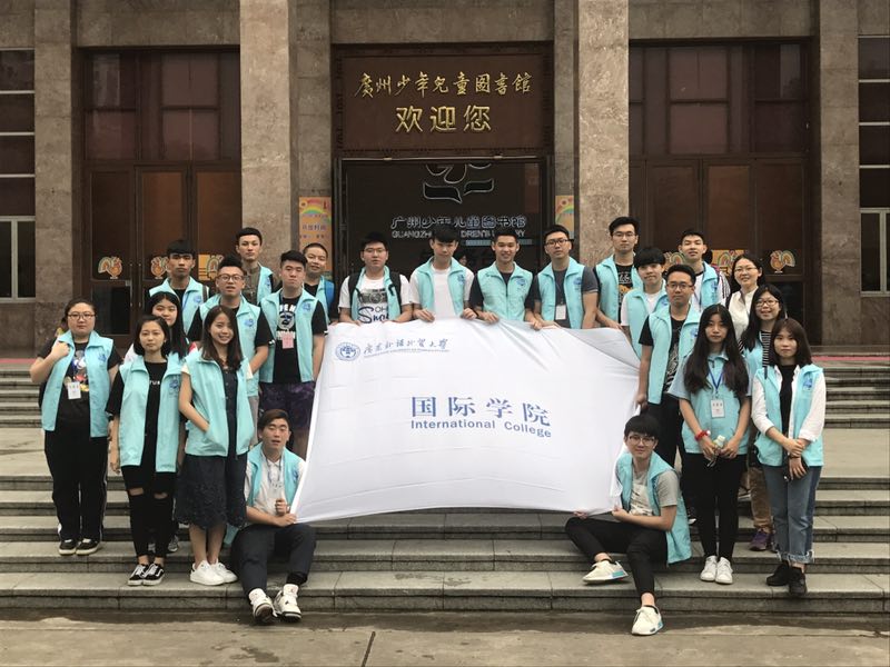 全体志愿者与指导老师合影